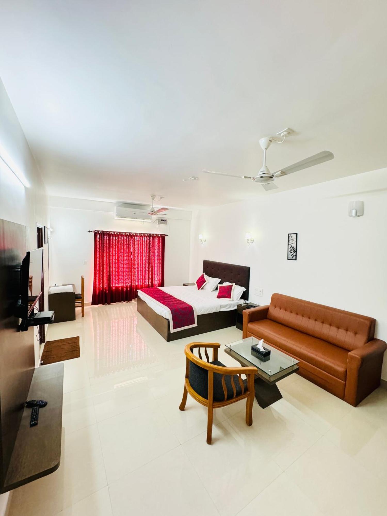 Royal International Hotel Trippapur Exterior photo
