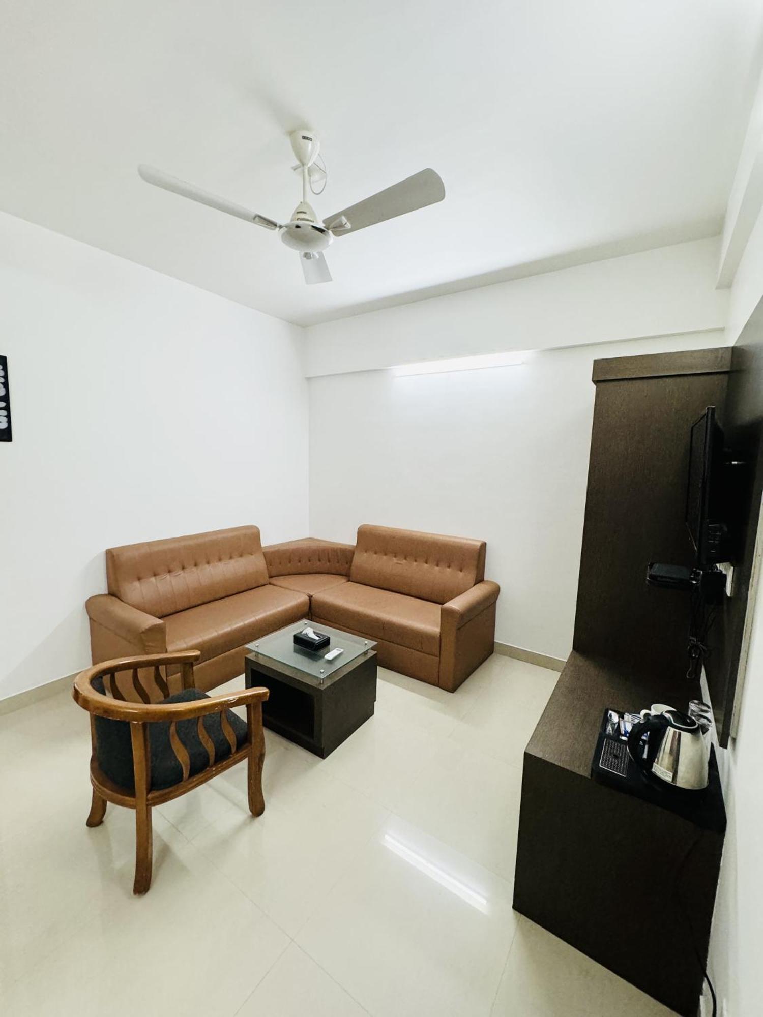 Royal International Hotel Trippapur Exterior photo